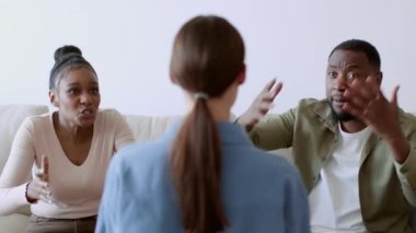 Evlilik krizi ve yanlış anlama. Duygusal kızgın Afrikalı Amerikalı kadın ve erkek psikoterapist seansta tartışıyor, birbirlerini şikayet ediyorlar, tanınmayan uzman dinliyorlar, yavaş çekim
