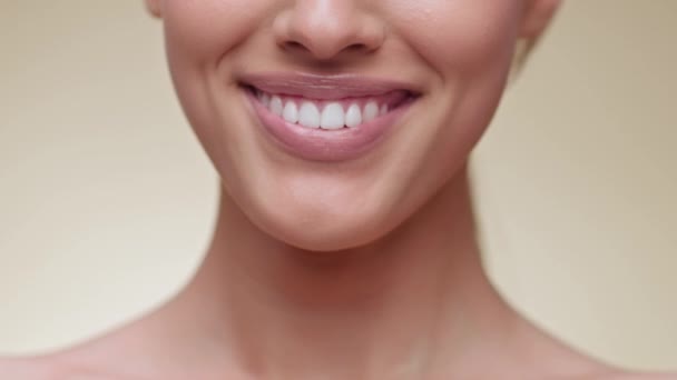 Cuidado Dental Profesional Primer Plano Mujer Joven Irreconocible Sonriendo Cámara — Vídeos de Stock