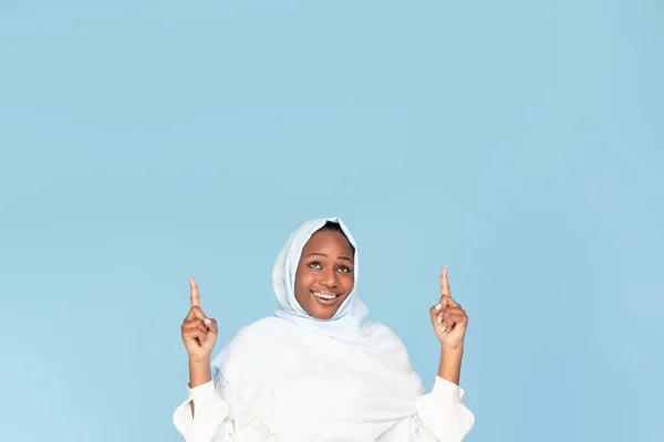Check Happy Black Woman Hijab Pointing Copy Space Her Head — Stock Photo, Image