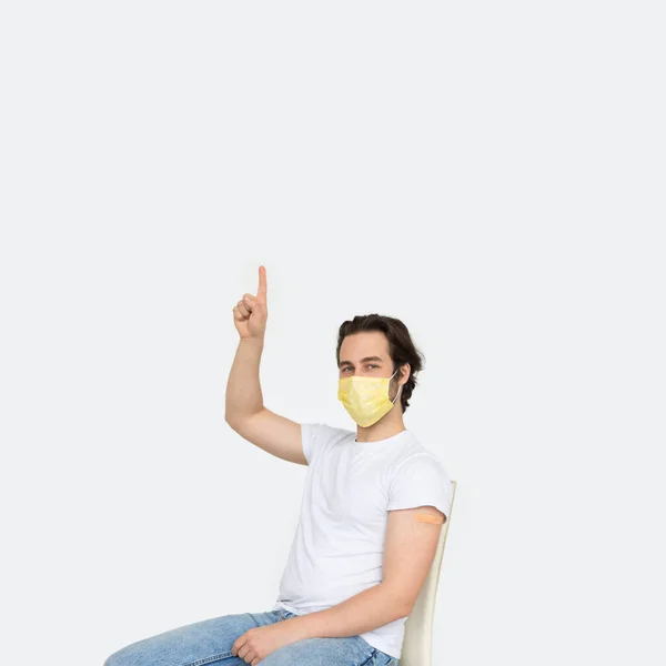Jonge Blanke Man Beschermend Masker Met Pleister Zijn Schouder Vaccinatie — Stockfoto