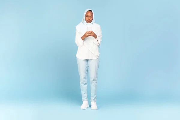 Afrikansk Amerikansk Kvinna Hijab Med Hjälp Smartphone Sms Stående Studio — Stockfoto