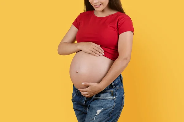 Graviditetskoncept Beskuren Skott Ung Gravid Kvinna Omfamning Belly Vackra Leende — Stockfoto