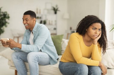 Milenyum Afrikalı kızgın bayan telefonu olan adama üzgün, oyun bağımlısı ve oturma odasındaki sosyal ağlardan muzdarip. Duygular, ilişkiler sorunları ve evdeki kriz