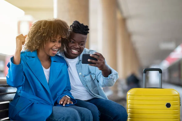 Online Win Portrait Joyful Black Couple Celebrating Success Smartphone While — Stock Photo, Image