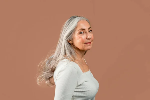 Vrolijke Oude Blanke Vrouw Met Natuurlijke Make Grijs Haar Kijkt — Stockfoto