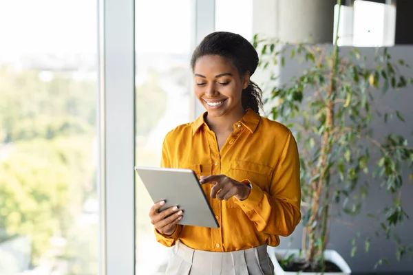Vrolijke Zwarte Vrouwelijke Ondernemer Met Behulp Van Tablet Staan Buurt — Stockfoto