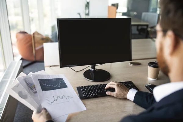 Unrecognizable Male Employee Using Computer Blank Screen Working Documents Desk — Foto de Stock