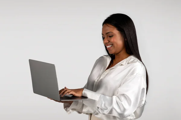 Fröhliche Millennial Afrikanisch Amerikanische Geschäftsfrau Tippt Auf Dem Laptop Arbeitet — Stockfoto