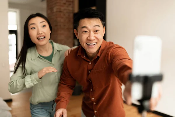Excited Asian Man Woman Bloggers Broadcasting Home Sharing Lifestyle Followers — Stock Photo, Image