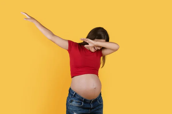 Jonge Zwangere Vrouw Gooien Dab Bewegen Lachen Vrolijke Millennial Verwachte — Stockfoto