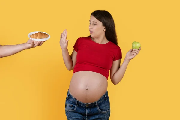 Healthy Eating Pregnancy Young Pregnant Woman Refusing Croissant Choosing Apple — Stock Photo, Image