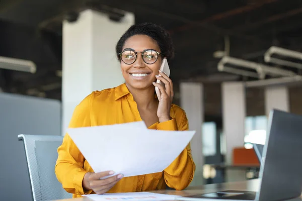 Happy African American Businesswoman Sitting Workdesk Having Phone Call Business — Stock Photo, Image