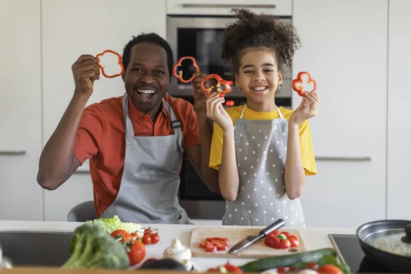 Portrait Cheerful Black Father Daughter Holding Bell Pepper Slices Smiling — Photo