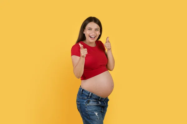 Portrait Joyful Young Pregnant Woman Pointing Two Fingers Camera Happy — Foto de Stock