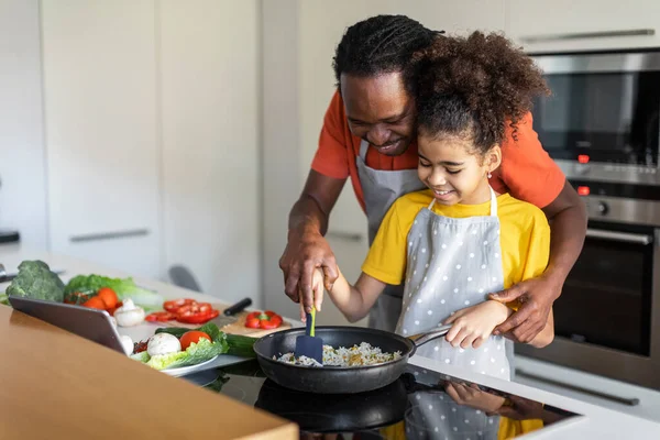 家庭で料理をする彼の十代の娘を教える黒いお父さん 幸せなアフリカ系アメリカ人の家族の父と女性キッチンで一緒に昼食を準備し パンで食事を作り スペースをコピー — ストック写真