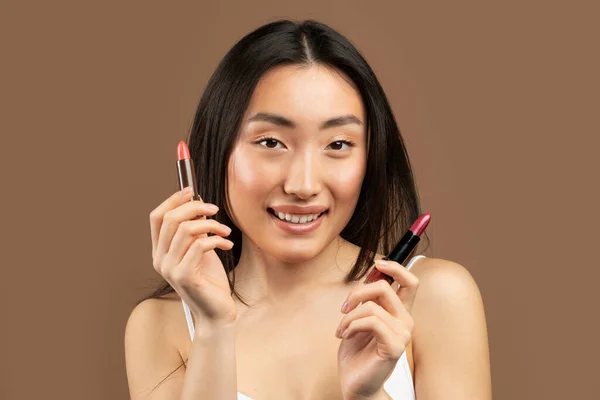 Beautiful Asian Woman Holding Two Lipsticks Her Hands Smiling Posing — Stock Photo, Image