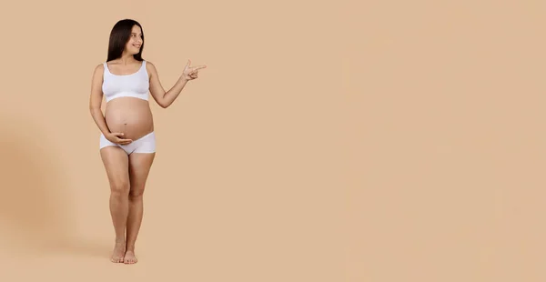 Bra Erbjudande Glad Ung Gravid Kvinna Underkläder Peka Bort Kopiera — Stockfoto