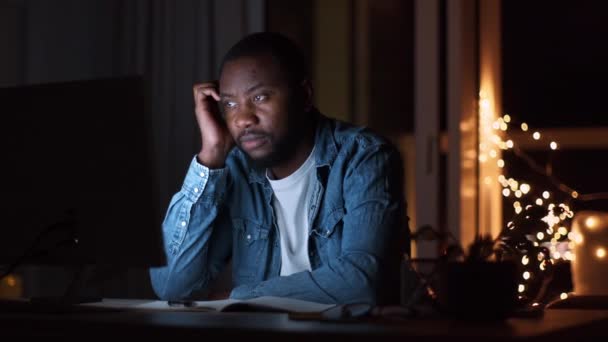 仕事の概念を排気する 若い疲れアフリカ系アメリカ人の男は 夜遅くにコンピュータ上で作業し 疲れを感じ 職場で眠りに落ち 撮影を追跡し スローモーション フリースペース — ストック動画