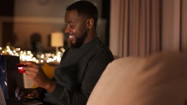 Online Shopping Benefits Young Positive African American Guy Doing Seasonal — Vídeo de Stock