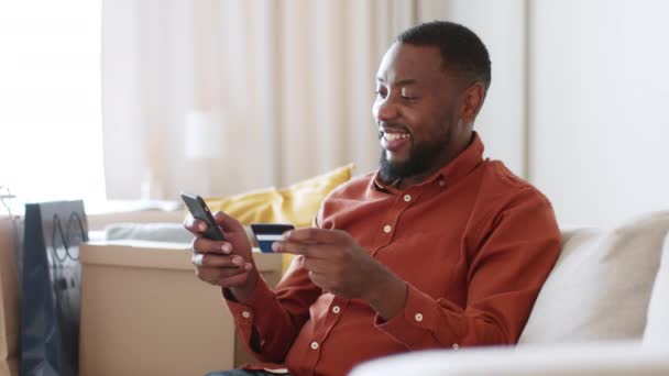 Сезонні Інтернет Магазини Молодий Щасливий Афроамериканський Чоловік Купує Подарунки Кредитною — стокове відео