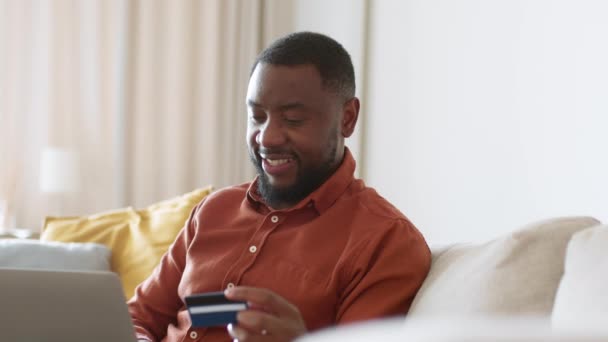 Digitale Bankdiensten Jonge Positieve Afrikaanse Amerikaanse Man Betalen Online Wit — Stockvideo