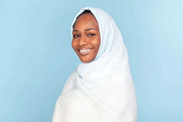Portrait Beautiful Black Muslim Woman Hijab Posing Blue Studio Background — Stock Photo, Image