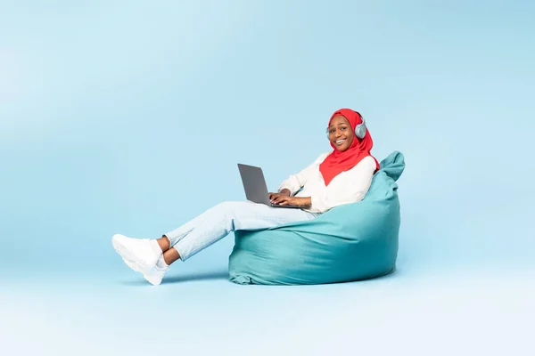 Mulher Muçulmana Preto Feliz Hijab Usando Laptop Usando Fones Ouvido — Fotografia de Stock