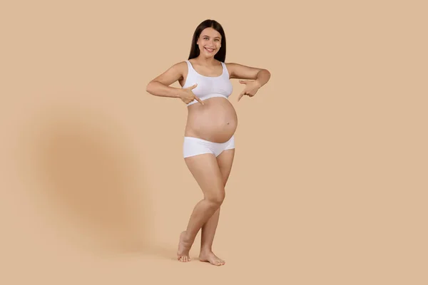 Krásná Mladá Žena Očekává Dítě Ukazující Její Těhotné Břicho Dvěma — Stock fotografie