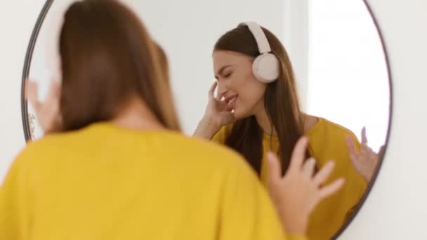 Carefree Pastime Shoulder View Young Happy Woman Wearing Headphones Singing — Stock videók