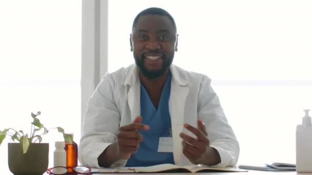Концепция Телемедицины Молодой Профессиональный Африканский Американец Разговаривает Камерой Записывает Медицинский — стоковое видео