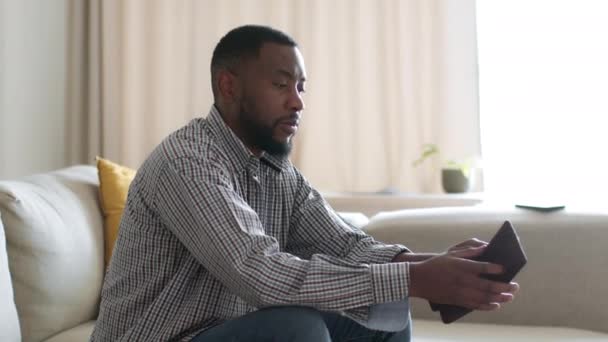 Financiële Crisis Verontrust Werkloze Afrikaans Amerikaanse Man Zit Thuis Met — Stockvideo