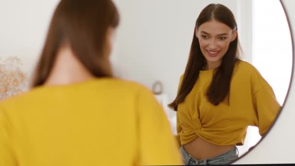 Great Shopping Young Beautiful Woman Wearing New Yellow Blouse Looking — Vídeos de Stock
