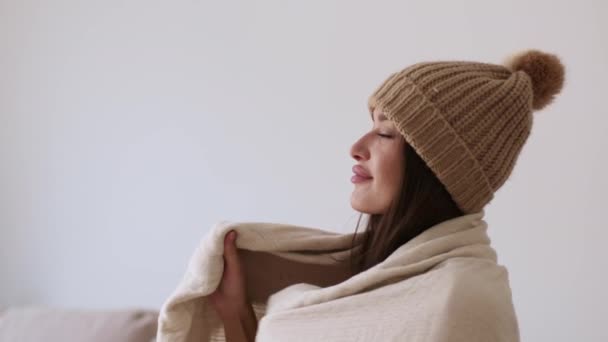 Masalah Pemanas Apartemen Potret Profil Wanita Muda Beku Mengenakan Topi — Stok Video
