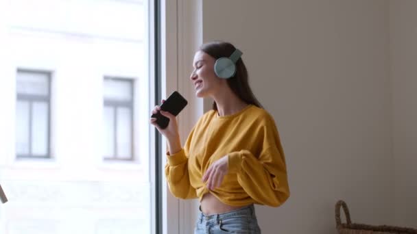 Musical Hobby Young Carefree Woman Wireless Headphones Singing Smartphone Dancing — Stock videók