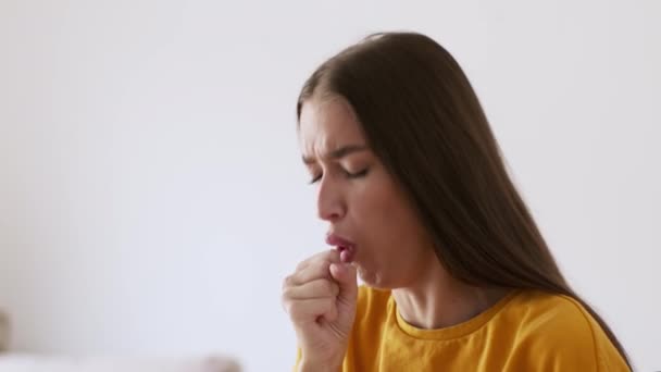 Enfeksiyon Hastalığı Evinde Öksüren Burnunu Silen Mevsimsel Soğuk Algınlığı Gripten — Stok video