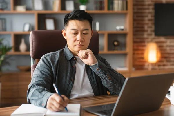 Serious Concentrated Adult Asian Man Makes Notes Analyzes Data Investment — Stock Photo, Image