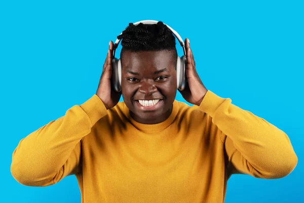 Glad Ung Afrikansk Amerikansk Man Lyssna Musik Trådlösa Hörlurar Och — Stockfoto