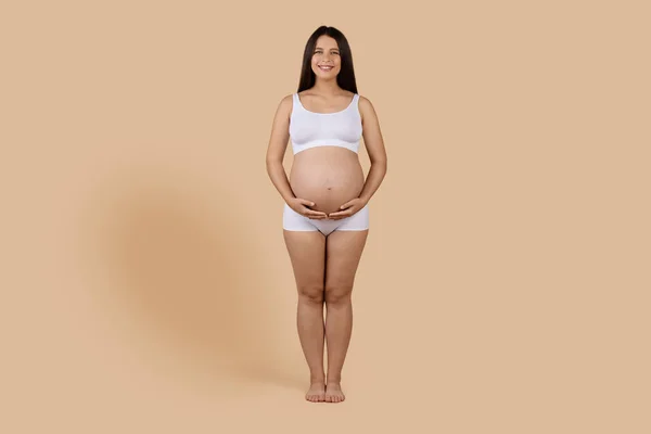 Hälsosam Graviditet Porträtt Leende Ung Förväntansfull Kvinna Underkläder Röra Hennes — Stockfoto