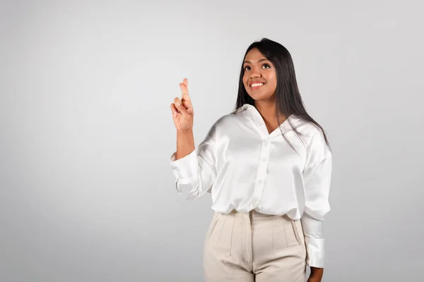 Cheerful Pensive Millennial Black Businesswoman White Blouse Crossed Her Fingers — Zdjęcie stockowe