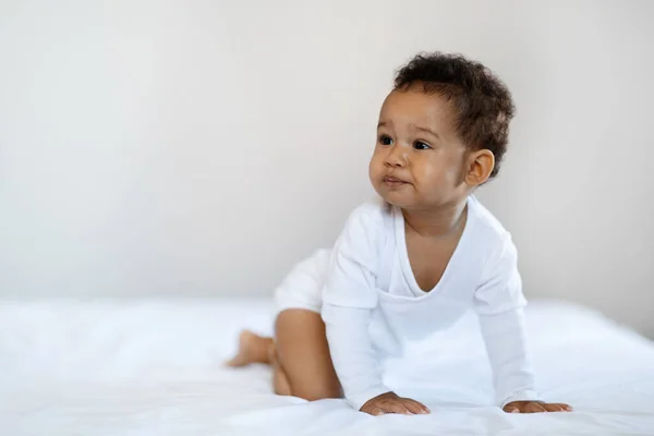 Child Care Cute Black Baby Boy Girl Crawling Bed Home — Foto Stock