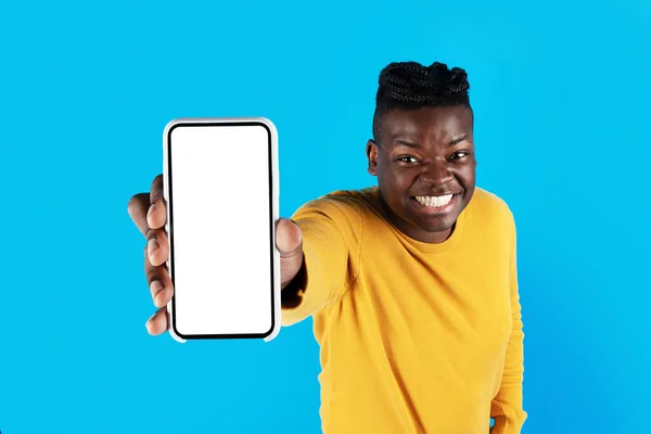 Check Cheerful Black Man Demonstrating Smartphone Blank White Screen Hand — Fotografia de Stock