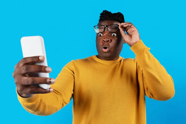 Amazing Offer Portrait Shocked Black Man Looking Smartphone Screen Amazed —  Fotos de Stock