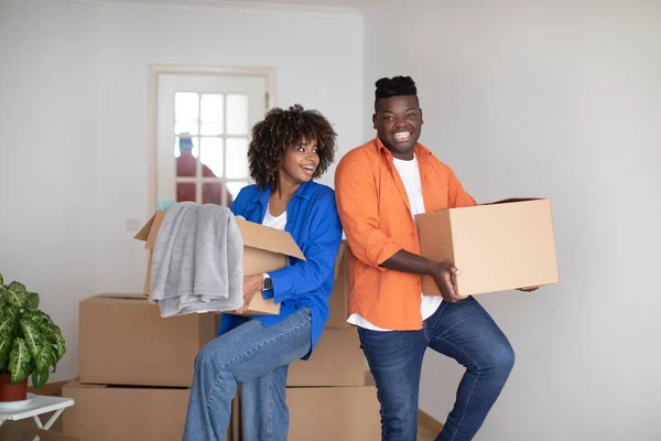 Moving Concept Portrait Cheerful Young Black Couple Cardboard Boxes Hands — Foto Stock