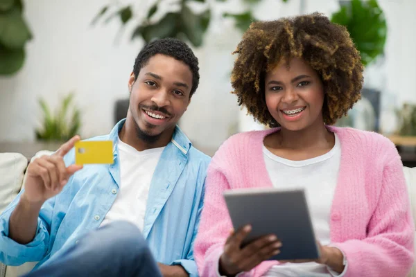 Commerce Concept Happy Smiling Beautiful Black Couple Shopping Internet Home — Stockfoto