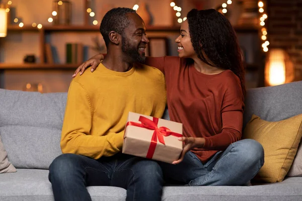 Loving Beautiful Young African American Woman Greeting Her Husband Valentines —  Fotos de Stock