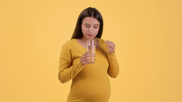 Healthcare Pregnancy Young Pretty Pregnant Woman Taking Vitamin Pill Drinking — Stock videók