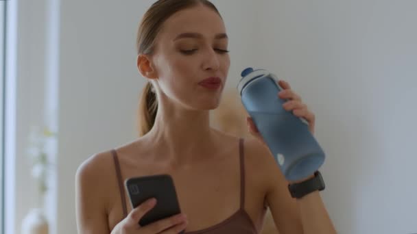 Water Balance Tracking App Close Portrait Young Sporty Woman Drinking — Stock video