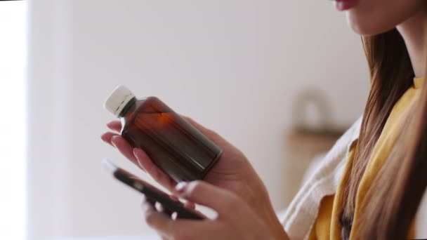 Online Lægehjælp Luk Skud Uigenkendelig Syg Kvinde Holder Flaske Sirup – Stock-video