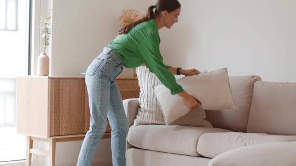 Home Design Young Professional Woman Interior Designer Putting Correcting Cushions — Stockvideo