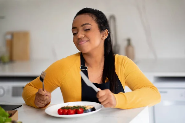 Happy Pretty Young African American Woman Chef Apron Smelling Fresh — Stockfoto